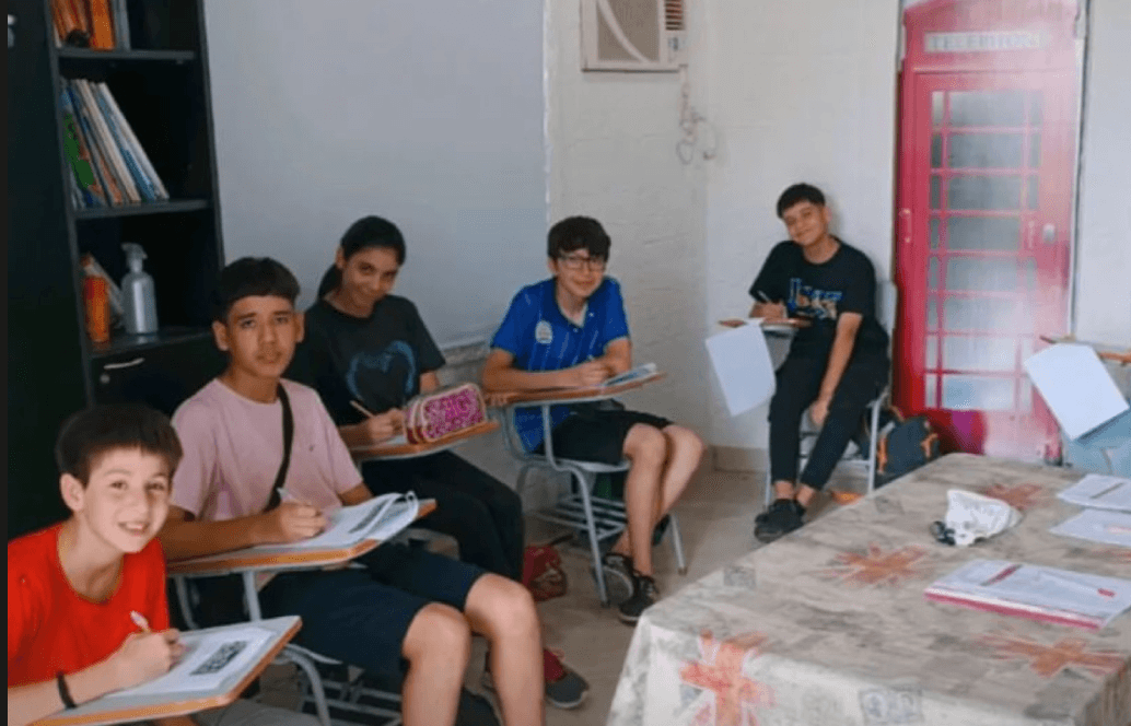 Estudiantes trabajando durante una clase en el instituto.