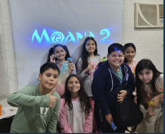 Grupo de niños sonriendo durante una actividad cultural presencial en el centro.